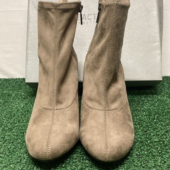 Kenneth Cole Reaction Time For Fun Booties women’s size 8.5 (OKPM-07-043) - Picture 2 of 14